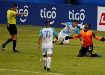 El arquero Chance Jadiel (d), de San Vicente y las Granadinas, se lamenta tras una falta sancionada como penalti en un partido de las eliminatorias para el Mundial de Catar 2022, en el estadio Doroteo Gaumuch Flores en Ciudad de Guatemala. Foto: Esteban Biba / EFE.