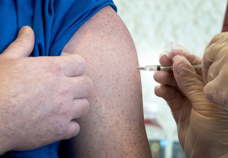 Un hombre recibe una dosis de una vacuna anticovid en Florida, EE.UU. Foto: Cristóbal Herrera / EFE / Archivo.
