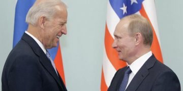 Foto de archivo de un encuentro entre los presidentes Joe Biden, de EE.UU., y Vladimír Putin, de Rusia, cuando Biden era vicepresidente de Barack Obama. Foto: Sputnik / Archivo.