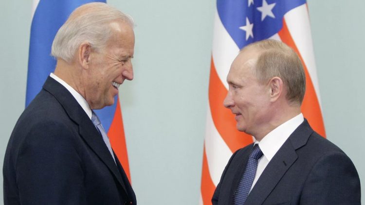 Foto de archivo de un encuentro entre los presidentes Joe Biden, de EE.UU., y Vladimír Putin, de Rusia, cuando Biden era vicepresidente de Barack Obama. Foto: Sputnik / Archivo.