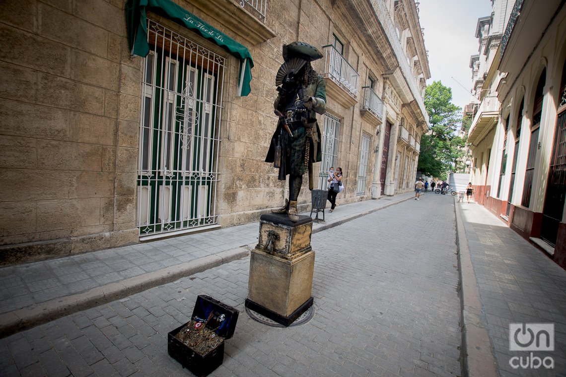Living statue on Obispo Street, in Havana. Photo: Otmaro Rodríguez.