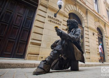 Estatua viviente en la calle de Obispo, en La Habana. Foto: Otmaro Rodríguez.