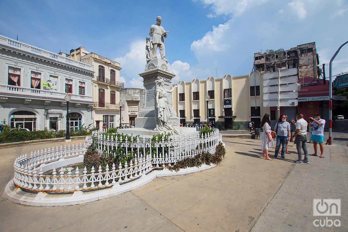 Monument to engineer Francisco de Albear y Fernández, in the square of the same name, next to Obispo Street, in Havana. Photo: Otmaro Rodríguez.
