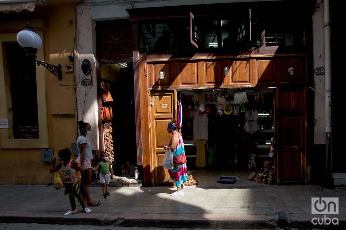 Private craft shop, on Obispo Street in Havana. Photo: Otmaro Rodríguez.