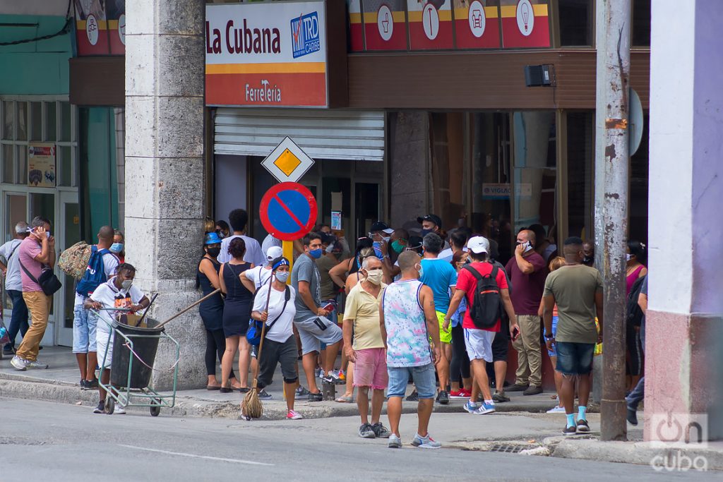 Personas en una cola para comprar en una tienda en Moneda Libremente Convertible (MLC), en La Habana Foto: Otmaro Rodríguez.