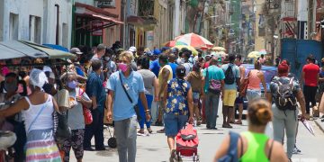 Personas en una calle de La Habana en el actual rebrote de la COVID-19. Foto: Otmaro Rodríguez.