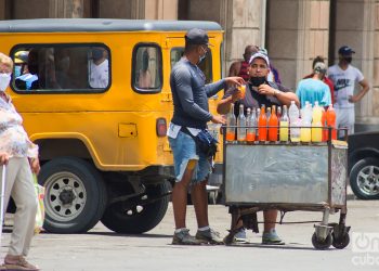 Vendedor particular de refresco, en La Habana. Foto: Otmaro Rodríguez.