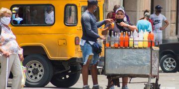 Vendedor particular de refresco, en La Habana. Foto: Otmaro Rodríguez.