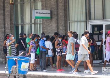 Personas en una cola para entrar a un banco, en La Habana. Foto: Otmaro Rodríguez.