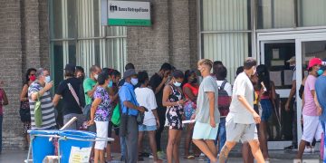 Personas en una cola para entrar a un banco, en La Habana. Foto: Otmaro Rodríguez.