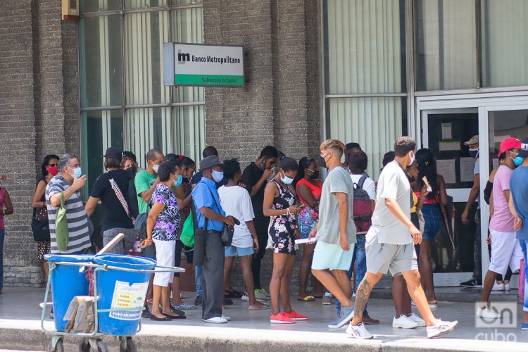 Personas en una cola para entrar a un banco, en La Habana. Foto: Otmaro Rodríguez.