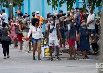 Personas en una cola para comprar alimentos en La Habana. Foto: Otmaro Rodríguez.