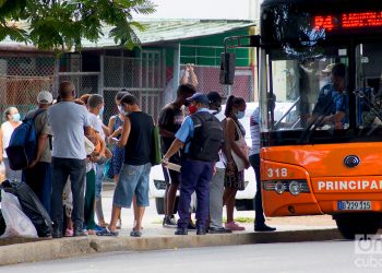 Personas en una parada de ómnibus, en La Habana. Foto: Otmaro Rodríguez / Archivo OnCuba.