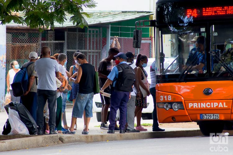 Personas en una parada de ómnibus, en La Habana. Foto: Otmaro Rodríguez / Archivo OnCuba.