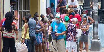 Personas en una cola para comprar alimentos en La Habana. Foto: Otmaro Rodríguez.