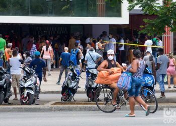 Personas frente al centro comercial Carlos III, donde se venden productos en Moneda Libremente Convertible (MLC), en La Habana. Foto: Otmaro Rodríguez.