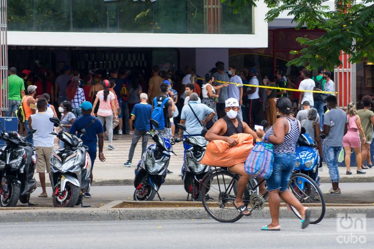 Personas frente al centro comercial Carlos III, donde se venden productos en Moneda Libremente Convertible (MLC), en La Habana. Foto: Otmaro Rodríguez.