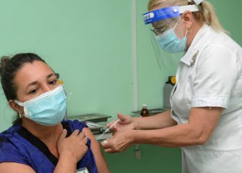 Trabajadores del sector de la Salud en Camagüey reciben la primera dosis del candidato vacunal Abdala el 10 de mayo de 2021. Foto: Agencia Cubana de Noticias (Acn).