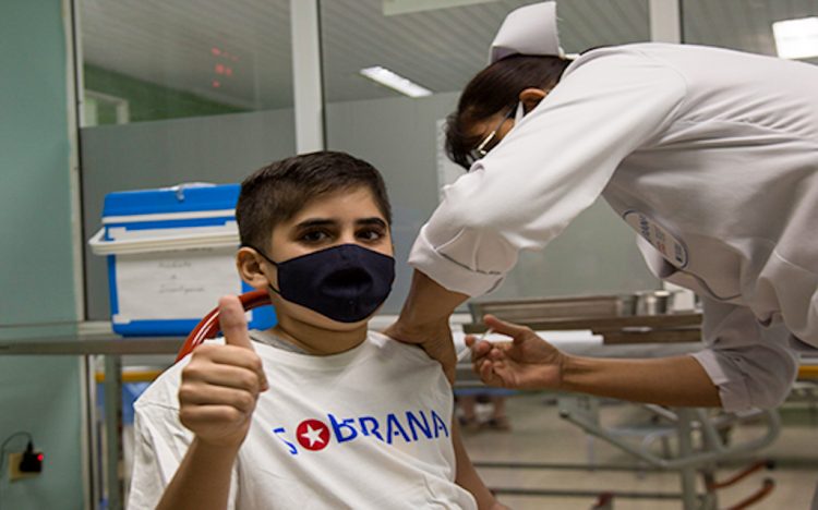 Gabriel Garcia Fernández, de 12 años, primer voluntario vacunado con Soberana 02, como parte del ensayo clínico Soberana-Pediatría. Foto: Ismael Francisco / Cubadebate / Archivo.