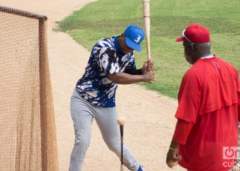 Entrenamiento en el estadio Latinoamericano, en La Habana, del equipo cubano que jugará la Copa del Caribe en Curazao. Foto: Otmaro Rodríguez.