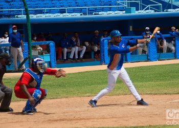 Entrenamiento en el estadio Latinoamericano, en La Habana, del equipo cubano que jugará la Copa del Caribe en Curazao. Foto: Otmaro Rodríguez.