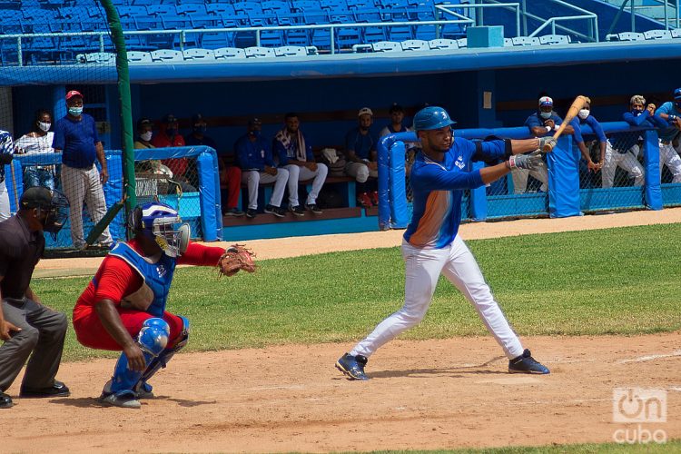 Entrenamiento en el estadio Latinoamericano, en La Habana, del equipo cubano que jugará la Copa del Caribe en Curazao. Foto: Otmaro Rodríguez.