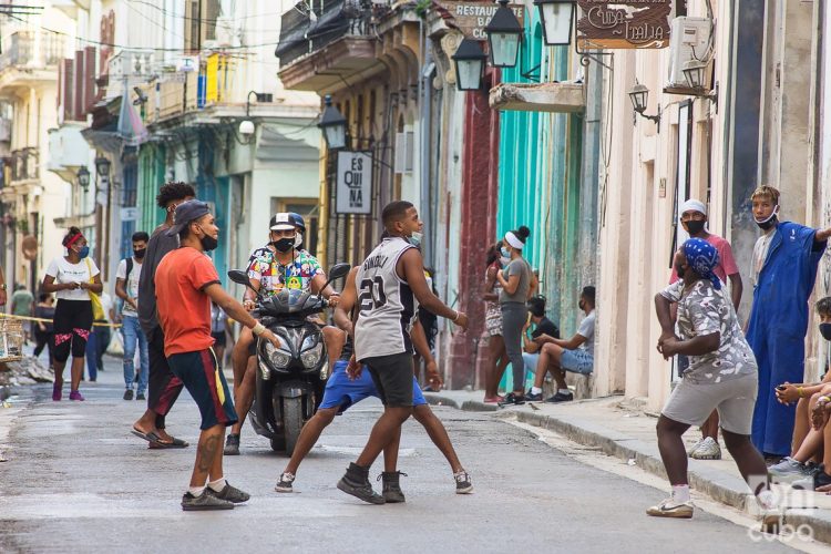 Jóvenes en una calle de La Habana. Foto: Otmaro Rodríguez.