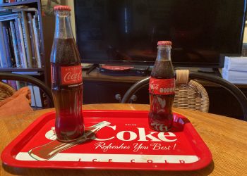 Los dos modelos de botellas de Coca-Cola producidas en México. A la izquierda, más alta, la de circulación nacional. A la derecha, la hecha para el mercado cubano actual. | Foto: Rui Ferreira