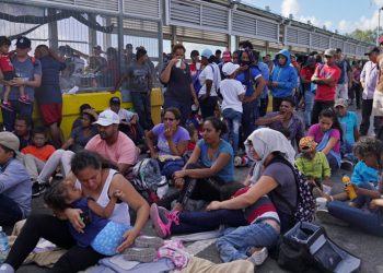 Un grupo de migrantes esperando en el puente fronterizo Puerta México, en Matamoros, México. Foto: Al Jazeera.