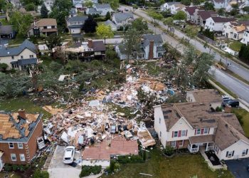 Al menos ocho personas fueron hospitalizadas en Naperville, donde 22 casas quedaron inhabitables y más de 130 viviendas resultaron dañadas. Foto: ABC.