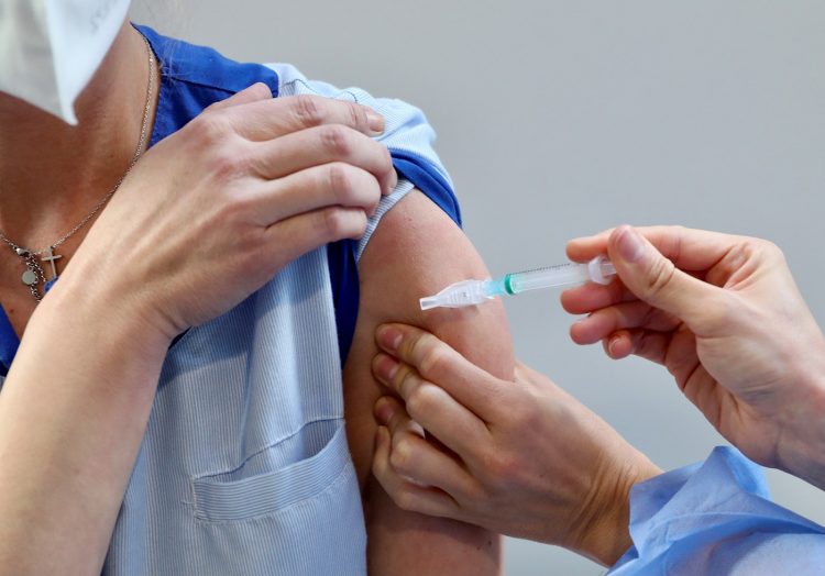 Una sanitaria recibe una dosis de la vacuna contra la COVID-19. Foto: EFE/ J. L. Cereijido/POOL/Archivo.