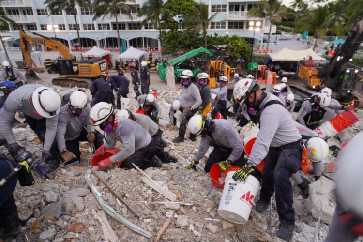 Fuerzas de rescate remueven escombros de la zona del edificio derrumbado en Miami. Foto: twitter.com/MiamiDadeFire