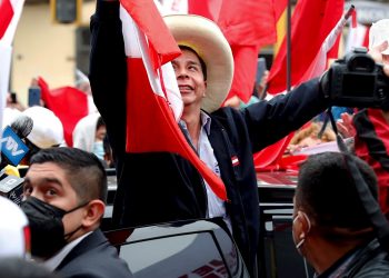 vEl candidato presidencial Pedro Castillo celebra junto a sus simpatizantes mientras avanza el conteo de votos de las elecciones presidenciales, en las calles de Lima, Perú, el lunes 7 de junio de 2021. Foto: Paolo Aguilar / EFE.