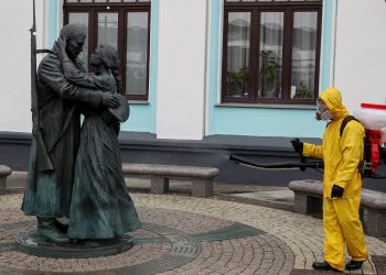 Un trabajador del Ministerio de Situaciones de Emergencia de Rusia desinfecta el monumento en la estación de tren de Belorussky como parte de la campaña para prevenir la propagación del coronavirus SARS-CoV-2, en Moscú. Foto: SERGEI ILNITSKY/Efe/Archivo.