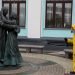 Un trabajador del Ministerio de Situaciones de Emergencia de Rusia desinfecta el monumento en la estación de tren de Belorussky como parte de la campaña para prevenir la propagación del coronavirus SARS-CoV-2, en Moscú. Foto: SERGEI ILNITSKY/Efe/Archivo.