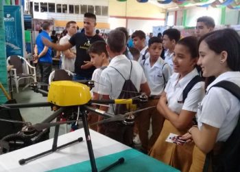 Adolescentes cubanos observan un drone en la Expo-Ciencia 2020 celebrada en Holguín. Foto: granma.cu/Archivo.