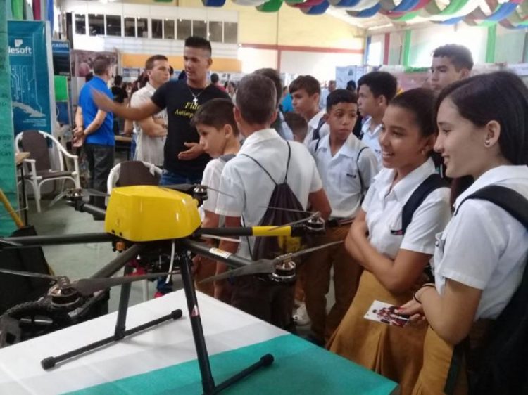 Adolescentes cubanos observan un drone en la Expo-Ciencia 2020 celebrada en Holguín. Foto: granma.cu/Archivo.