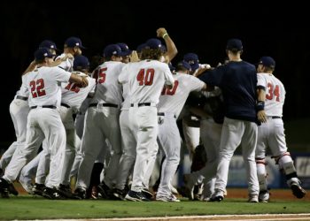 Los peloteros de Estados Unidos celebran su triunfo sobre Venezuela (4x2) y su clasificación para los Juegos de Tokio, el 5 de junio de 2021, en el Preolímpico de las Américas celebrado en Florida. Foto: @USABaseball / Twitter.