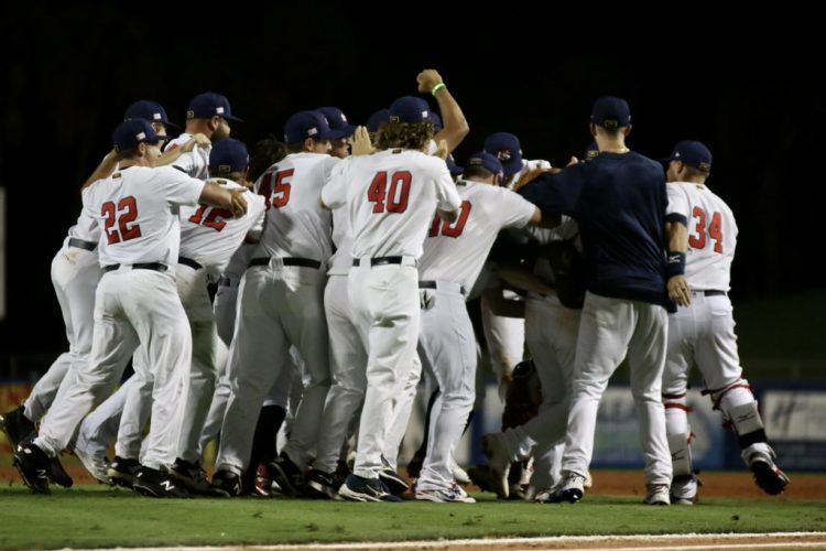 Los peloteros de Estados Unidos celebran su triunfo sobre Venezuela (4x2) y su clasificación para los Juegos de Tokio, el 5 de junio de 2021, en el Preolímpico de las Américas celebrado en Florida. Foto: @USABaseball / Twitter.