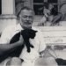 Hemingway y Mary en el portal de su casa habanera con los gatos. | Archivo PBS