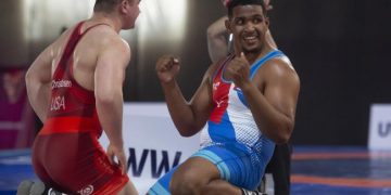 El luchador cubano Jeisser Sampson (derecha), clasificado a los I Juegos Panamericanos Junior, en Colombia. Foto: United World Wrestling.