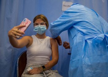 Una mujer recibe una dosis de la vacuna contra la COVID-19. Foto: MIGUEL GUTIÉRREZ/ Eje/Archivo.