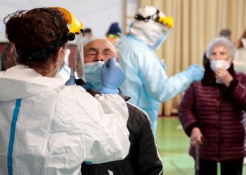 Sanitarios realizan pruebas PCR. Foto: J.Casares/Efe/Archivo.