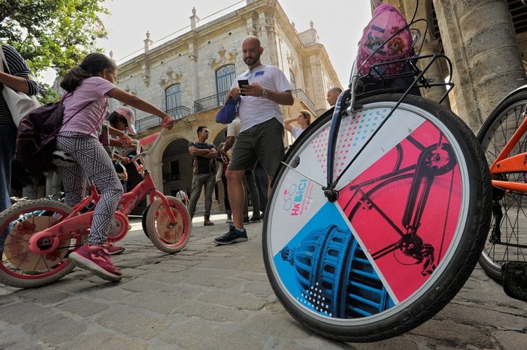 Pedalea por el clima fue un evento organizado en 2019 por la delegación de la Unión Europea en Cuba que reunió a unas 400 personas en La Habana Vieja. Foto: facebook.com/UEenCuba