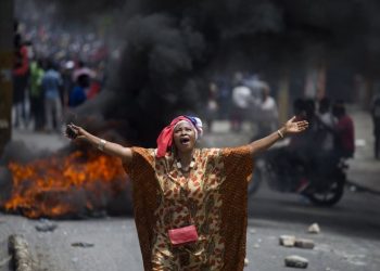 Una manifestante entona consignas anti-gobierno, Port-au-Prince, Haití
(9 de junio de 2019; Foto de AP /Dieu Nalio Chery)