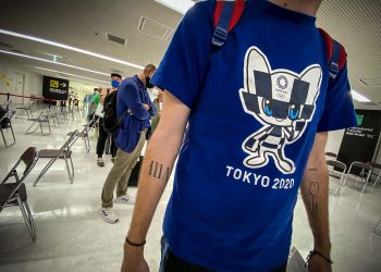 Personas esperan para realizar los trámites de ingreso a Tokio con motivo de los Juegos Olímpicos, en el Aeropuerto Internacional de Narita, el 20 de julio de 2021. Foto: Juan Ignacio Roncoroni / EFE.