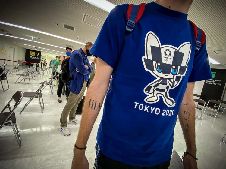 Personas esperan para realizar los trámites de ingreso a Tokio con motivo de los Juegos Olímpicos, en el Aeropuerto Internacional de Narita, el 20 de julio de 2021. Foto: Juan Ignacio Roncoroni / EFE.