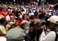 Un hombre es arrestado durante un acto de apoyo a la Revolución Cuba, en La Habana, este sábado 17 de julio de 2021. Foto: Ernesto Mastrascusa / EFE.