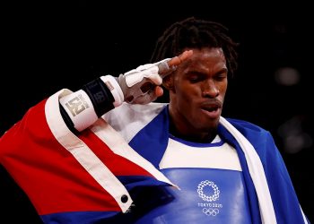 Rafael Yunier Alba Castillo de Cuba celebra tras vencer a Hongyi Sun de China en la lucha por el bronce en +80kg masculinos de taekwondo durante los Juegos Olímpicos 2020, este martes en el recinto de Makuhari Messe en Tokio (Japón). EFE/José Méndez