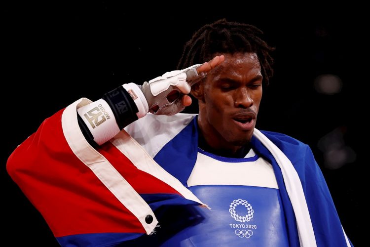 Rafael Yunier Alba Castillo de Cuba celebra tras vencer a Hongyi Sun de China en la lucha por el bronce en +80kg masculinos de taekwondo durante los Juegos Olímpicos 2020, este martes en el recinto de Makuhari Messe en Tokio (Japón). EFE/José Méndez